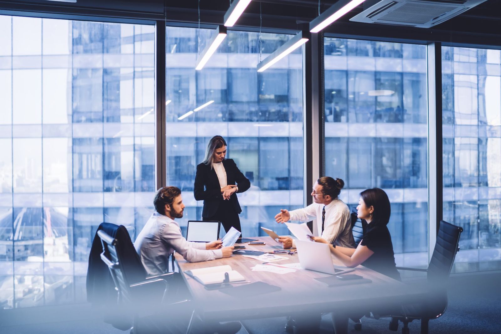 Réunion de travail entre consultants et dirigeants