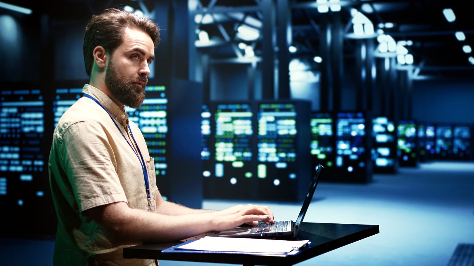Expert cybersécurité au travail dans une salle serveurs