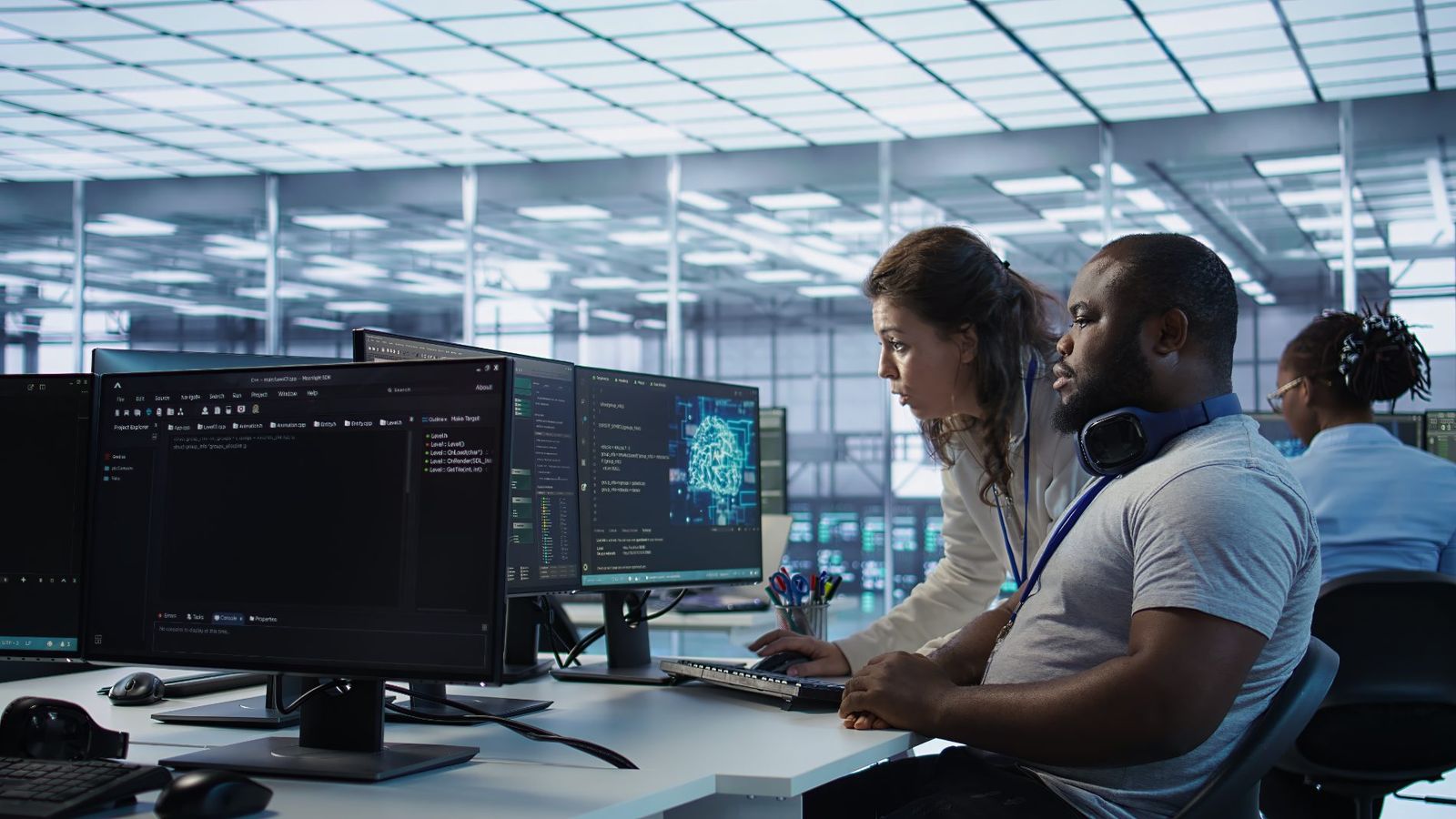 Collaborateurs réunis autour d’un plan de travail