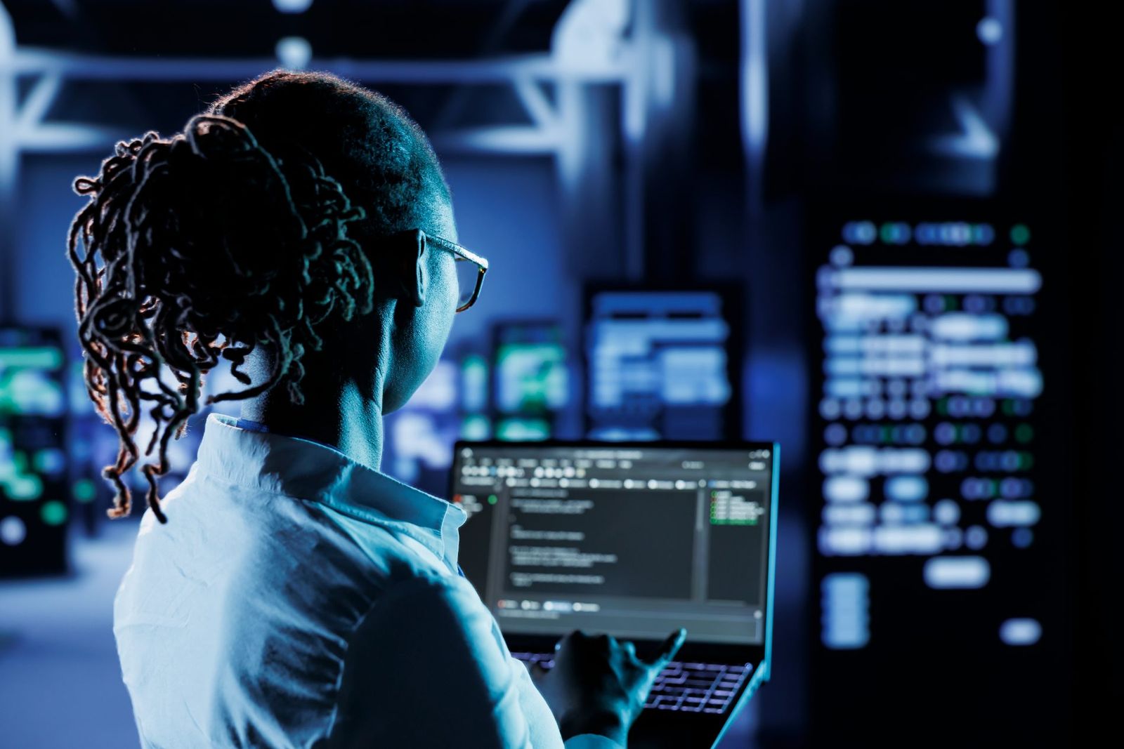 Analyste examinant du code sur un ordinateur portable
