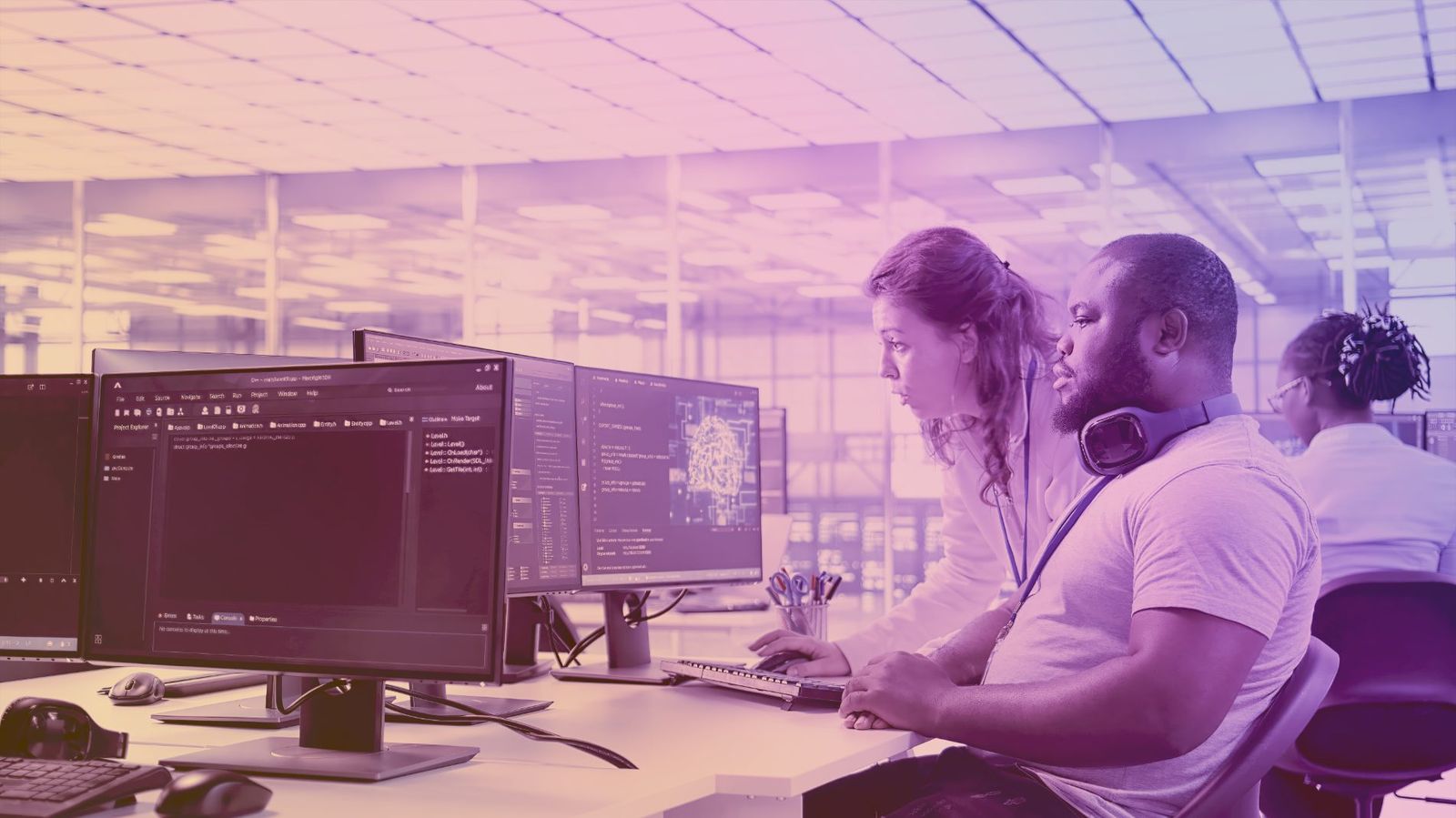 Équipe au travail dans un centre d’opérations