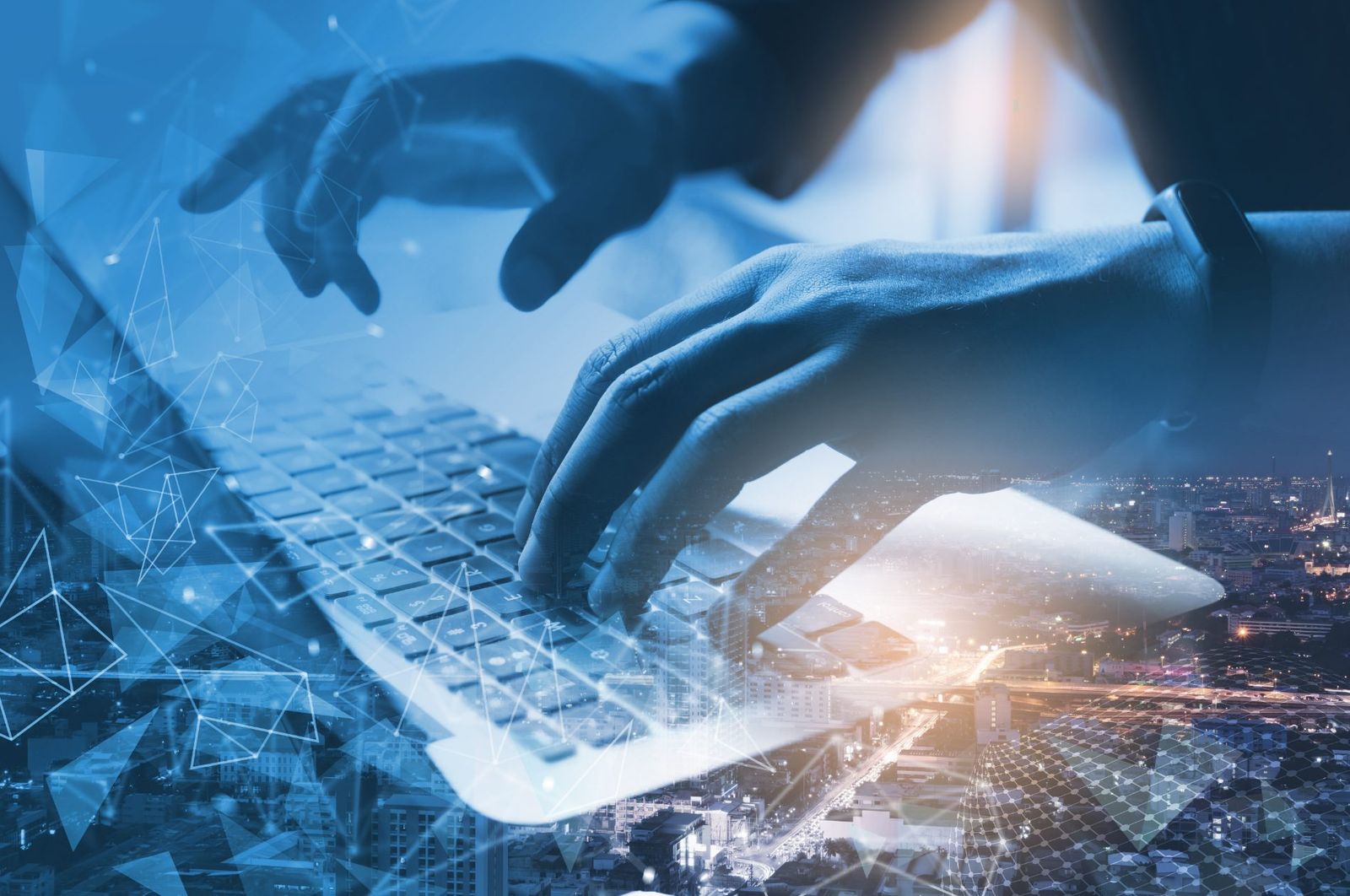 Équipe analysant des indicateurs de sécurité sur écran